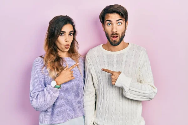 Unga Latinamerikanska Par Bär Casual Kläder Förvånad Pekar Med Fingret — Stockfoto