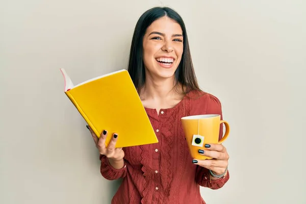 Молода Іспаномовна Жінка Читає Книгу Чашку Чаю Посміхаючись Сміючись Важко — стокове фото