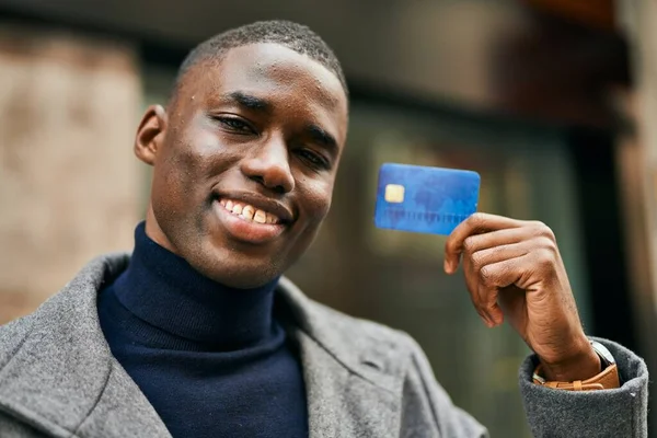 Joven Afroamericano Sonriendo Feliz Sosteniendo Tarjeta Crédito Ciudad —  Fotos de Stock