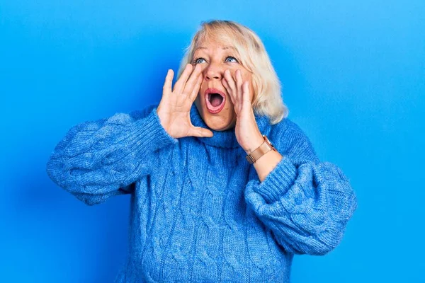 Mujer Rubia Mediana Edad Usando Ropa Casual Gritando Enojado Voz — Foto de Stock