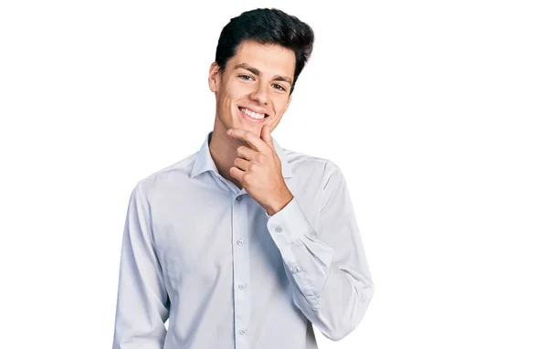 Młody Latynoski Biznesmen Ubraniu Biznesowym Uśmiechem Twarzy Skrzyżowanymi Ramionami Ręką — Zdjęcie stockowe
