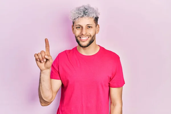 Homem Hispânico Jovem Com Cabelo Tingido Moderno Vestindo Camisa Rosa — Fotografia de Stock