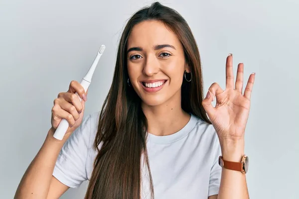 Menina Hispânica Jovem Segurando Escova Dentes Elétrica Fazendo Sinal Com — Fotografia de Stock