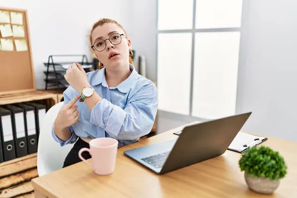 Young Redhead Woman Working Office Using Computer Laptop Hurry Pointing — Stock Photo, Image