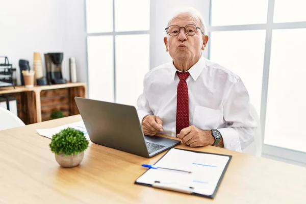 Homem Sênior Trabalhando Escritório Usando Laptop Computador Olhando Para Câmera — Fotografia de Stock