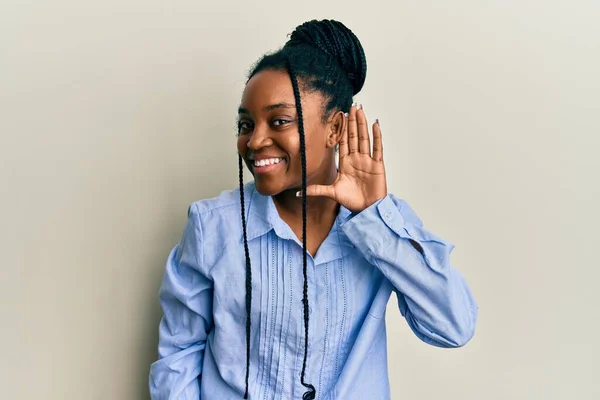 Afrikansk Amerikansk Kvinna Med Flätat Hår Avslappnad Blå Skjorta Som — Stockfoto