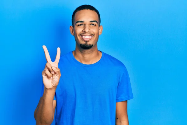 Jovem Afro Americano Vestindo Camisa Azul Casual Mostrando Apontando Para — Fotografia de Stock