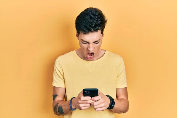Genç Spanyol Adam Akıllı Telefon Kullanarak Kızgın Kızgın Bir Şekilde — Stok fotoğraf