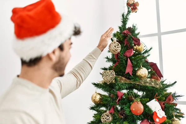 Joven Hombre Hispano Sonriendo Feliz Decorando Árbol Navidad Casa —  Fotos de Stock