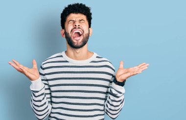 Sakallı, sıradan çizgili süveter giyen genç Arap adam kolları havada ve gözleri kapalı heyecanla haykırarak başarının çılgınlığını ve çılgınlığını kutluyor. Kazanan konsept 