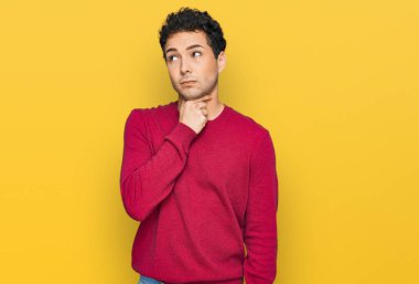 Genç ve yakışıklı bir adam günlük giysiler giyiyor. Ağrılı bir boyuna dokunuyor. Grip, mantar ve enfeksiyon yüzünden boğaz ağrısı çekiyor. 