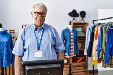 Perakende mağazasında müdür olarak çalışan gri saçlı son sınıf öğrencisi şüpheci ve gergin, sorun yüzünden surat asıyor. negatif kişi. 