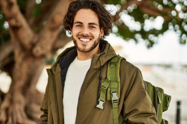 Parkta gülümseyen yakışıklı İspanyol.