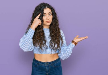 Gündelik kıyafetler giyen genç İspanyol kız avuç içi açık fotokopi alanı ve parmak alnını göstermekten rahatsız oluyor. Bunu bir düşün.. 