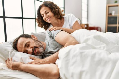 Orta yaşlı İspanyol bir kadın uyandı ve kocasını yatağında yatarken buldu..