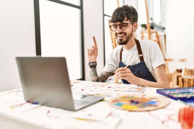 Genç İspanyol ressam resim atölyesinde online resim dersi alıyor..