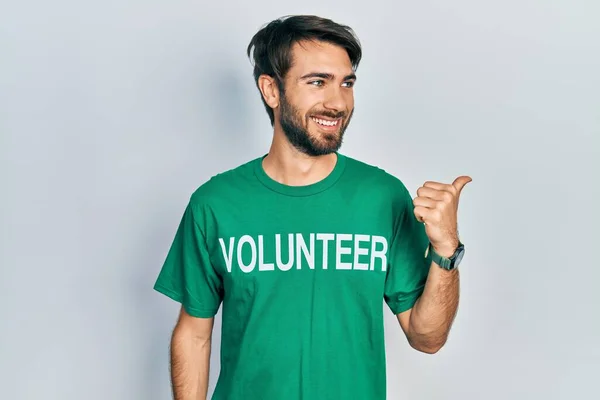 Ung Latinamerikan Man Bär Volontär Shirt Leende Med Glada Ansikte — Stockfoto