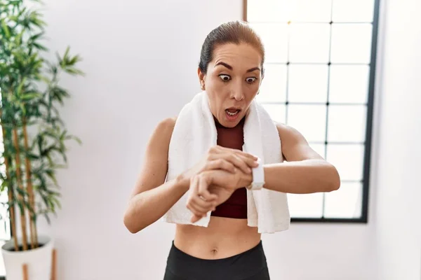 Jonge Spaanse Vrouw Draagt Sportkleding Kijken Stopwatch Sportcentrum Shock Gezicht — Stockfoto