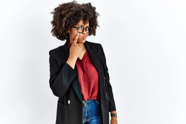 Afrikansk Amerikansk Kvinne Med Afrohår Iført Forretningsjakke Briller Som Peker – stockfoto