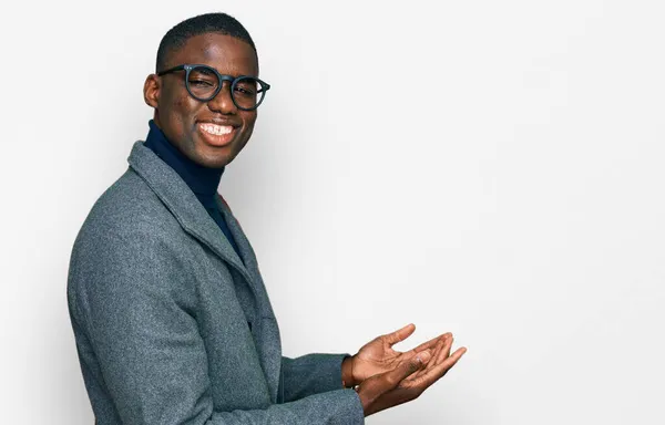 Mladý Africký Američan Nosí Obchodní Oblečení Brýle Ukazující Stranou Rukama — Stock fotografie