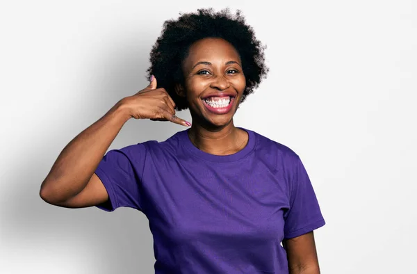 Afrikai Amerikai Afro Hajjal Alkalmi Lila Pólóban Mosolygós Telefonmozdulatokkal Kezekkel — Stock Fotó