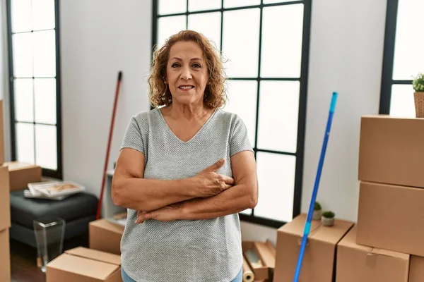 Kaukasische Frau Mittleren Alters Lächelt Glücklich Mit Verschränkten Armen Neuen — Stockfoto