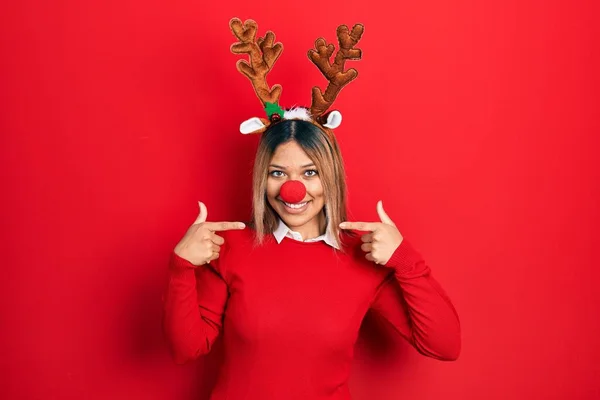 Krásná Hispánka Jelení Vánoční Čepici Červeném Nose Vesele Usmívající Ukazující — Stock fotografie
