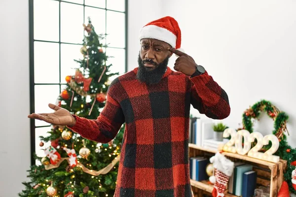 African American Man Wearing Santa Claus Hat Standing Christmas Tree — Foto de Stock