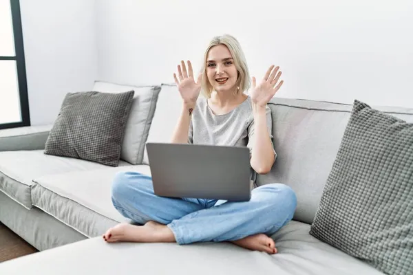 Mladá Běloška Používá Notebook Doma Sedí Pohovce Ukazuje Ukazuje Prsty — Stock fotografie