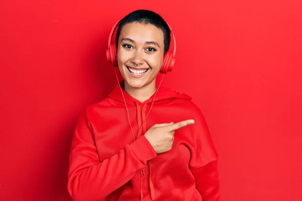 Hermosa Mujer Hispana Con Pelo Corto Escuchando Música Usando Auriculares —  Fotos de Stock