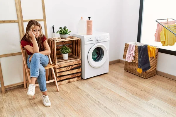 Junge Kaukasische Mädchen Gelangweilt Warten Auf Waschmaschine Hause — Stockfoto