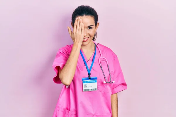 Genç Esmer Kadın Doktor Üniforması Giyiyor Steteskop Bir Gözünü Eliyle — Stok fotoğraf