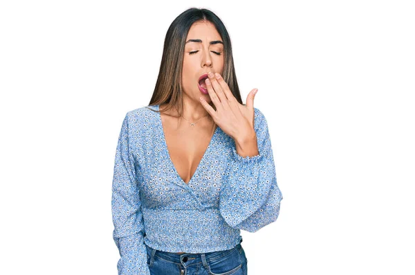 Mujer Hispana Joven Vestida Con Ropa Casual Aburrida Bostezando Cansada — Foto de Stock