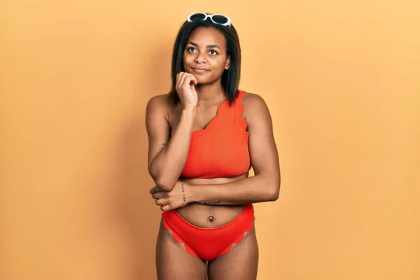 Giovane Ragazza Afroamericana Bikini Con Mano Sul Mento Pensando Alla — Foto Stock