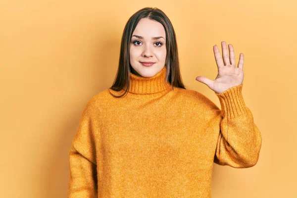 Menina Hispânica Jovem Vestindo Roupas Casuais Mostrando Apontando Para Cima — Fotografia de Stock