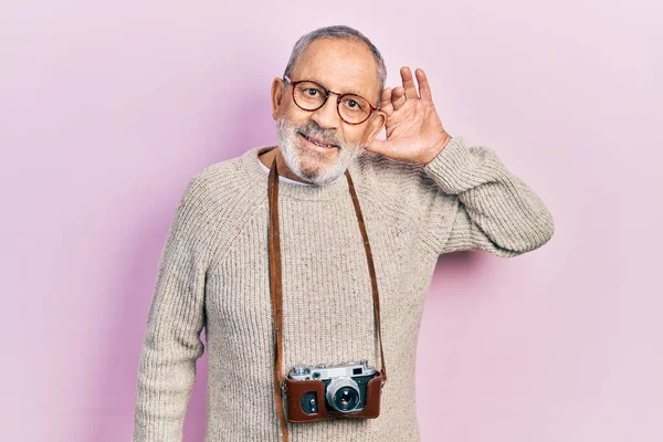 Bell Uomo Anziano Con Barba Che Tiene Fotocamera Vintage Sorridendo — Foto Stock