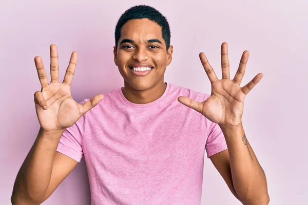 Homem Hispânico Bonito Jovem Vestindo Camisa Casual Rosa Mostrando Apontando — Fotografia de Stock