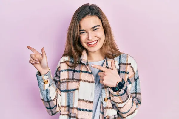 Ung Kaukasiska Flicka Bär Casual Kläder Ler Och Tittar Kameran — Stockfoto