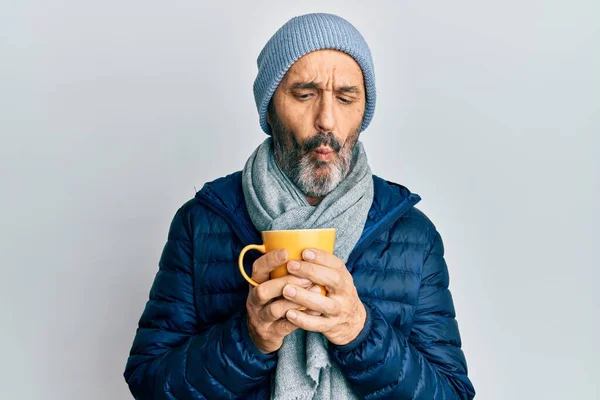 Středověký Hispánec Nosí Zimní Šátek Pije Šálek Horké Kávy Takže — Stock fotografie