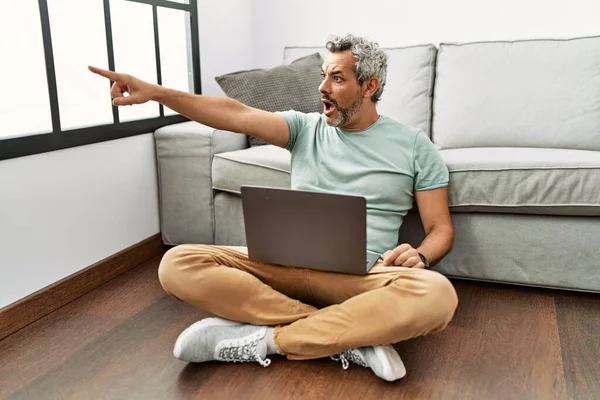 Orta Yaşlı Spanyol Bir Adam Oturma Odasında Dizüstü Bilgisayar Kullanıyor — Stok fotoğraf