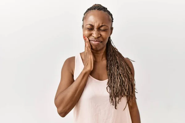 Mulher Negra Com Tranças Sobre Fundo Isolado Tocando Boca Com — Fotografia de Stock