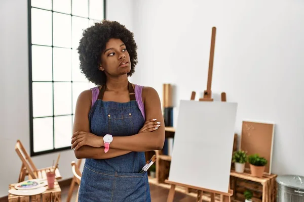 Ung Afrikansk Amerikansk Kvinna Med Afro Hår Konst Studio Tittar — Stockfoto