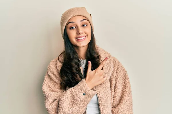 Mujer Hispana Joven Vistiendo Suéter Lana Sombrero Invierno Alegre Con —  Fotos de Stock