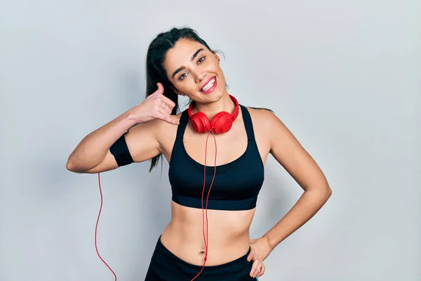 Menina Hispânica Jovem Vestindo Roupas Ginástica Usando Fones Ouvido Sorrindo — Fotografia de Stock