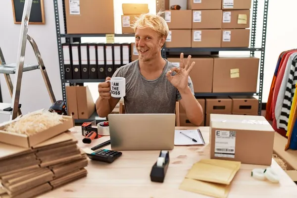 Sarışın Kahve Içen Genç Bir Adam Internet Dükkanında Çalışıyor Parmaklarıyla — Stok fotoğraf
