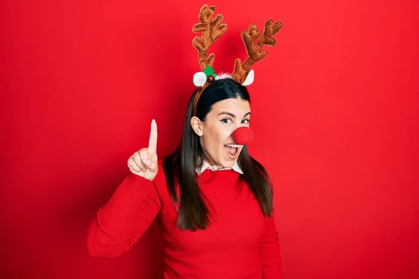 Young Hispanic Woman Wearing Deer Christmas Hat Red Nose Pointing — Stock Photo, Image