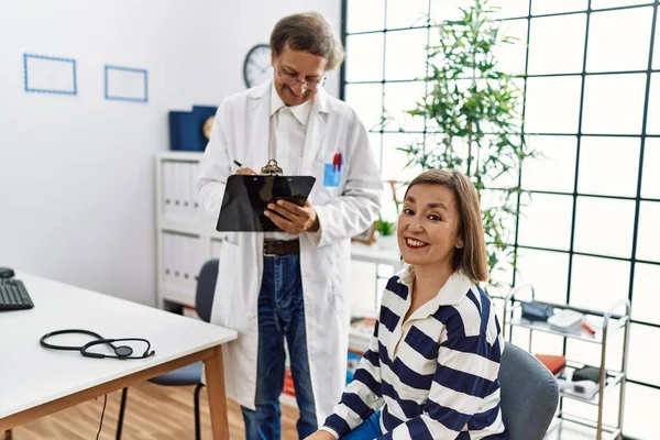 Medelålders Man Och Kvinna Bär Läkare Uniform Har Medicinsk Konsultation — Stockfoto