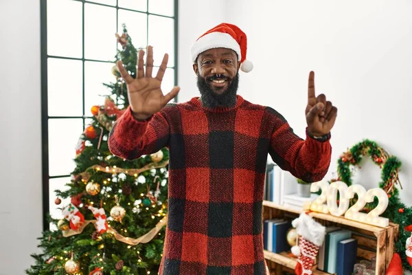 African American Man Wearing Santa Claus Hat Standing Christmas Tree — стоковое фото