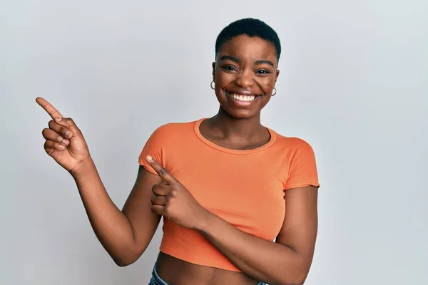 Jonge Afro Amerikaanse Vrouw Met Casual Oranje Shirt Lachend Kijkend — Stockfoto