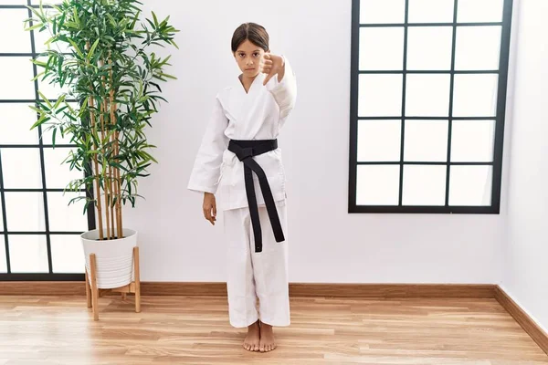 Ung Latinamerikansk Flicka Klädd Karate Kimono Och Svart Bälte Ser — Stockfoto